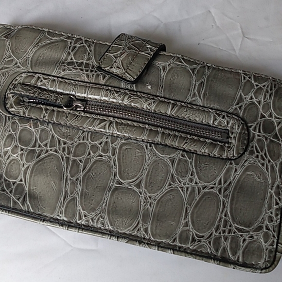 3/$20 - Guess clutch purse - Picture 3 of 3